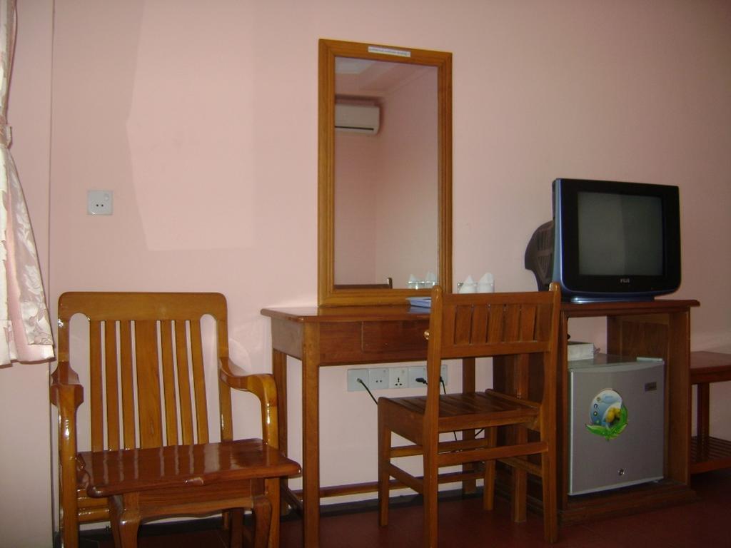 Royal Boss Hotel Yangon Esterno foto