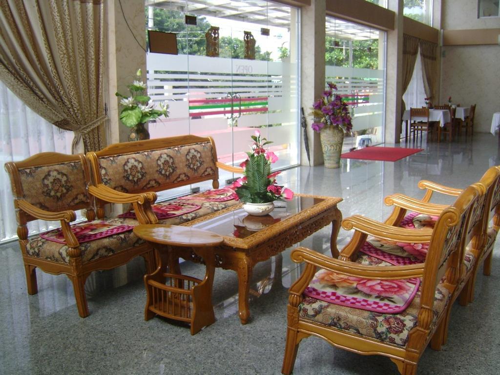 Royal Boss Hotel Yangon Esterno foto