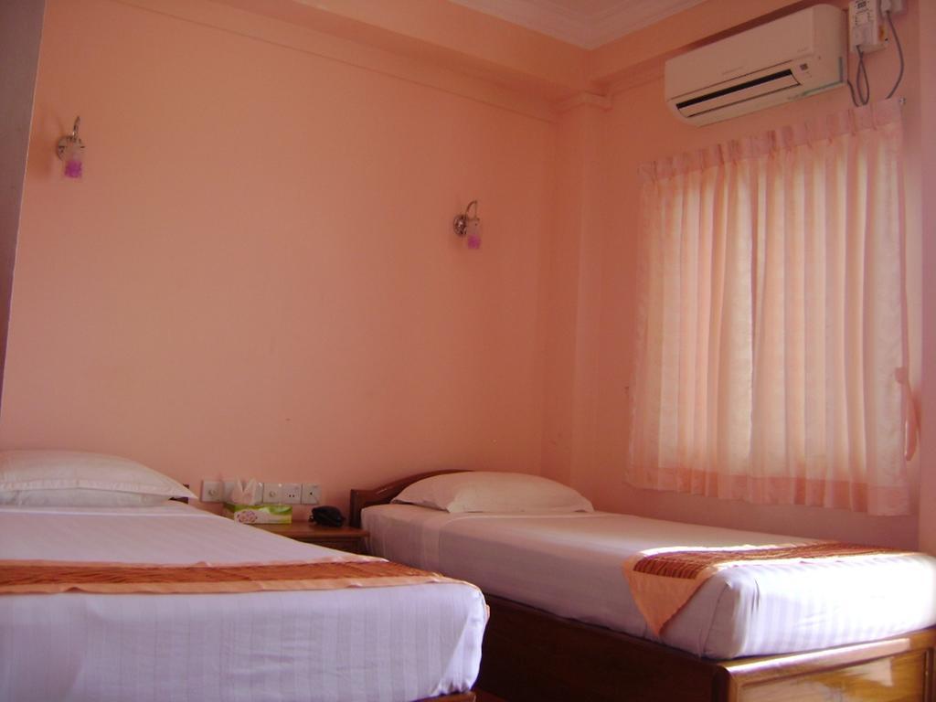 Royal Boss Hotel Yangon Esterno foto