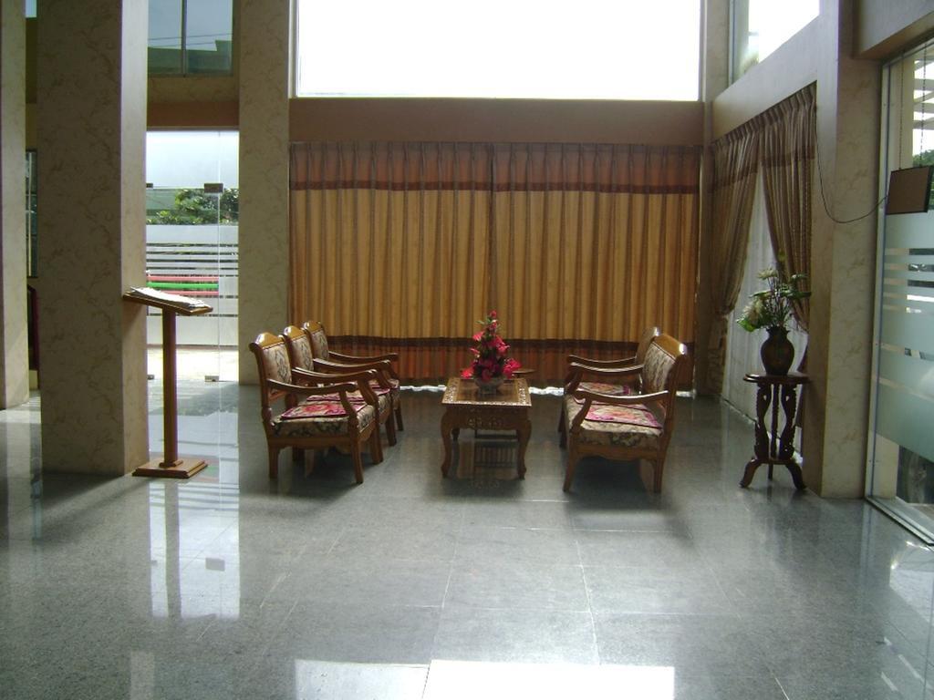 Royal Boss Hotel Yangon Esterno foto